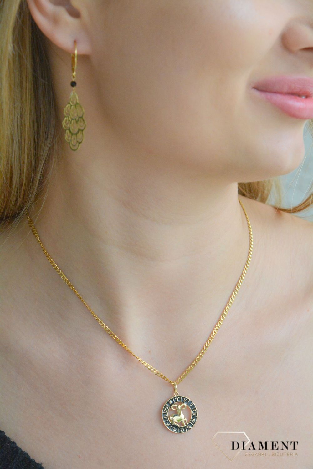 Złota zawieszka 585 znak zodiaku Baran z czarną emalią w kółku ZA 7310A.jpg